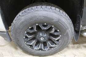 560.gm8m17 Set Of 4 Fuel Assault Wheels And Tires For 2017 Silverado 1500
